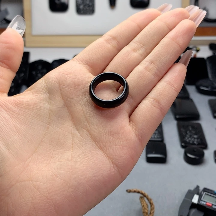 山***和田玉（墨玉）未镶嵌戒圈17mm