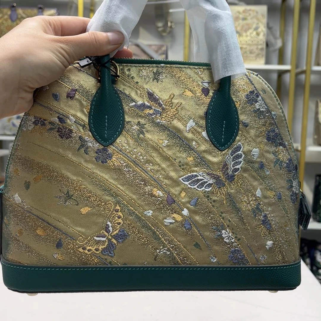 有***只织绣高定风雨中的花朵，倔强又美丽。大漏