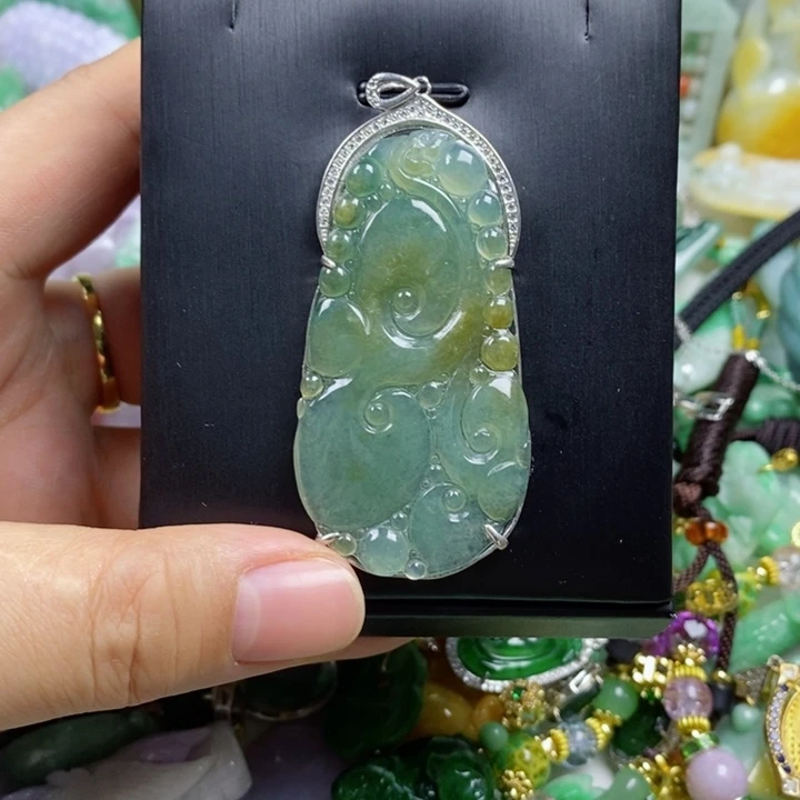 翡翠吊坠(赠链)未镶嵌红**柜