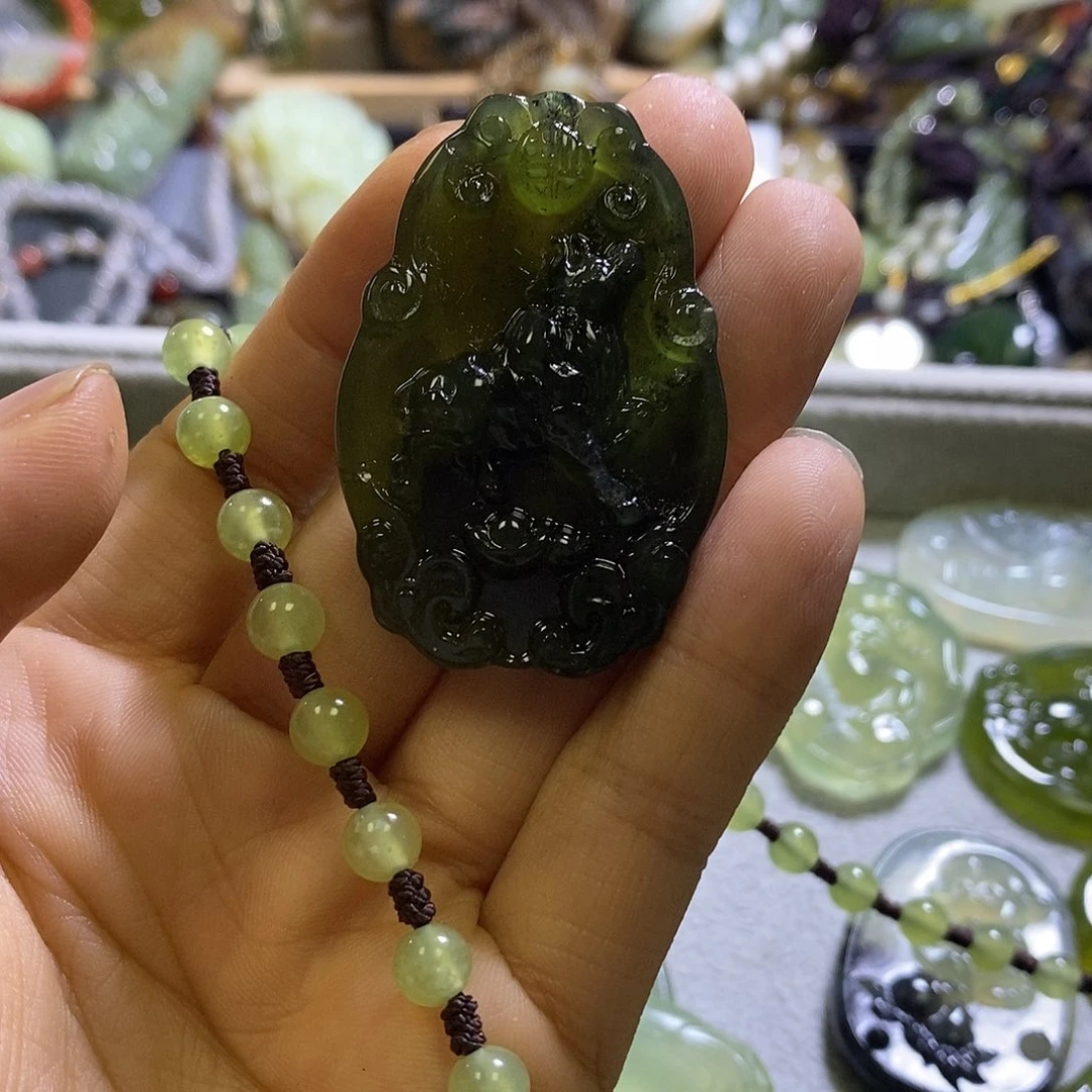 岫玉未镶嵌颈饰牛