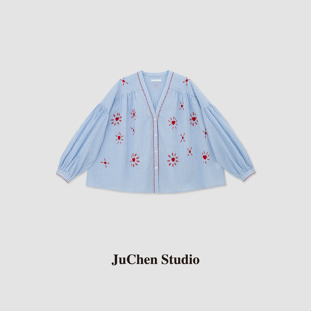 “绣心煦阳”度假风爱心太阳刺绣泡泡棉肌理宽松V领衬衫 SS044234