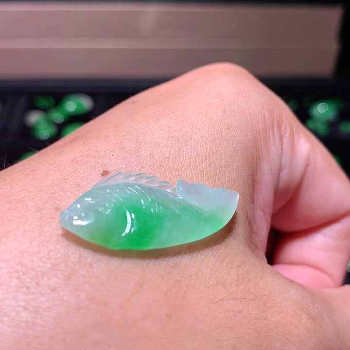 裸石翡翠飘阳绿 鱼