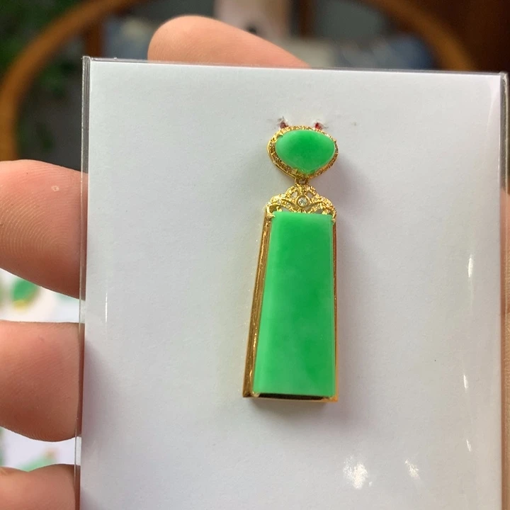 翡翠18K金镶嵌颈饰翡翠吊坠