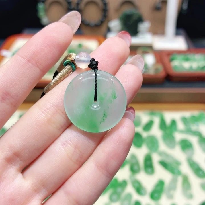 石英质玉（非洲翠）未镶嵌颈饰