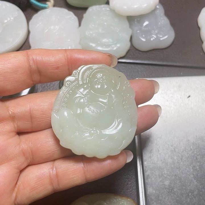 迪***思和田玉未镶嵌颈饰