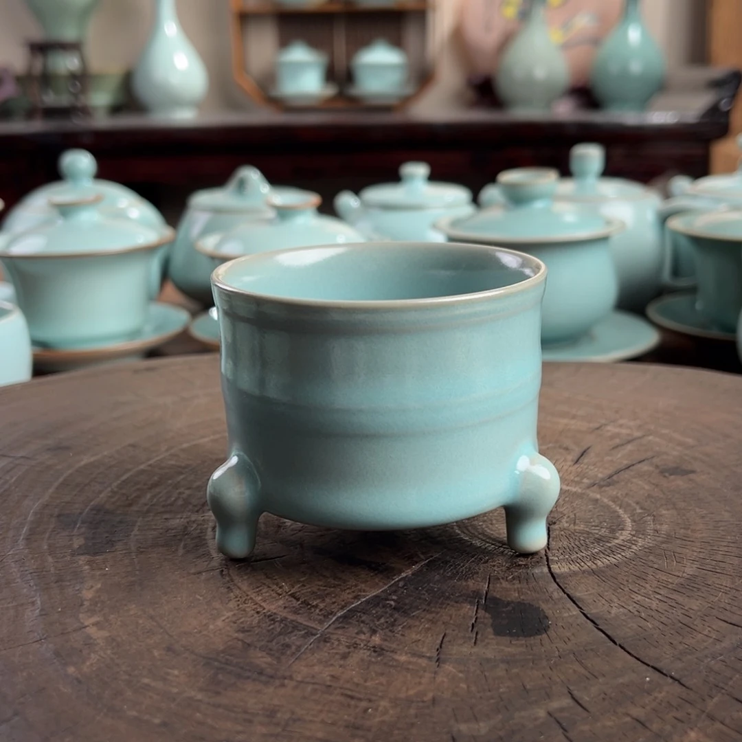 仿古天青釉三足尊