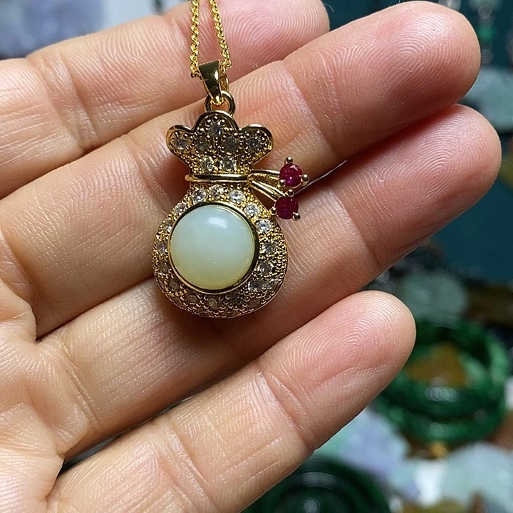 翡翠未镶嵌吊坠(赠链)