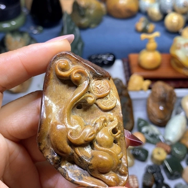 透闪石质玉未镶嵌挂件