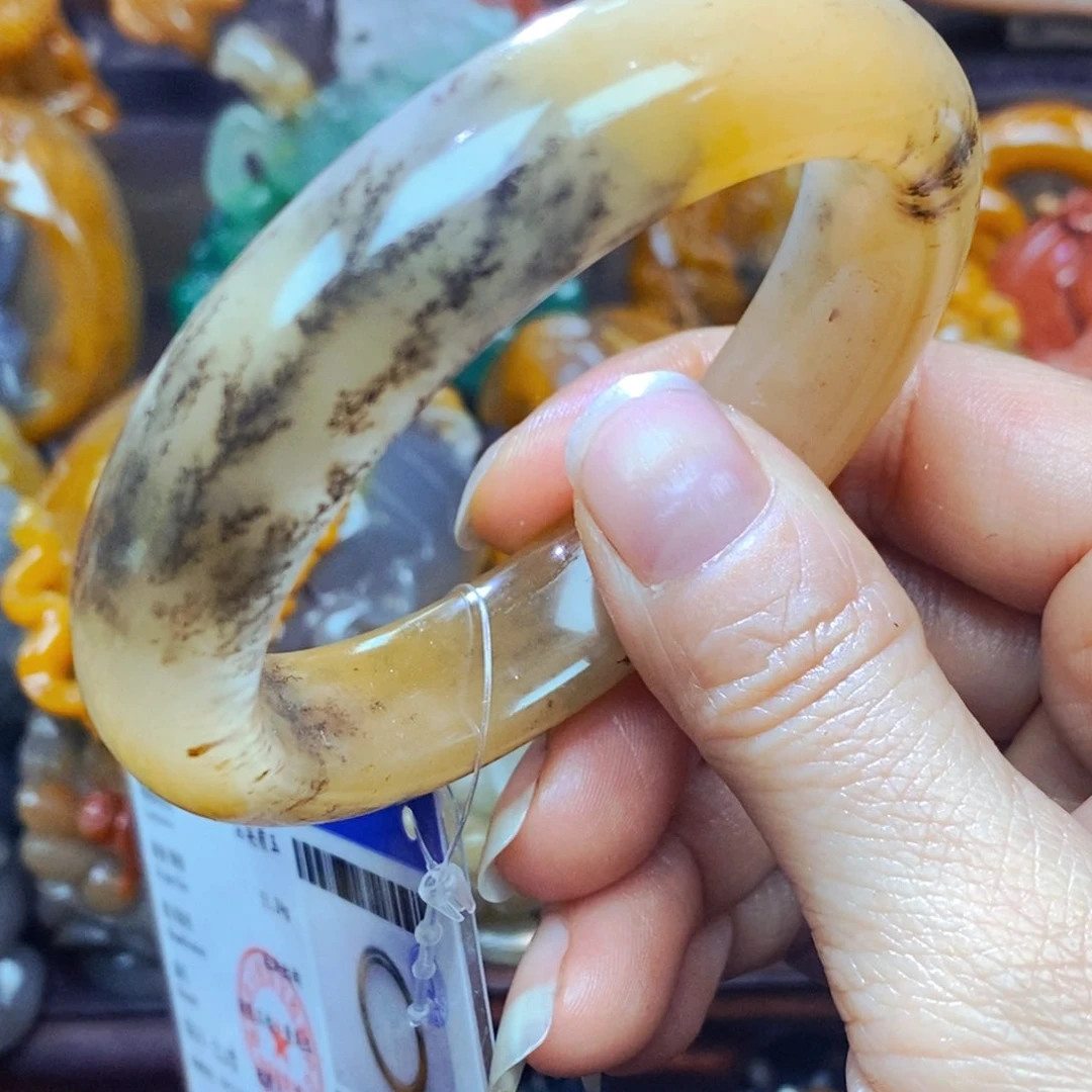 未镶嵌石英质玉（黄龙玉）颈饰