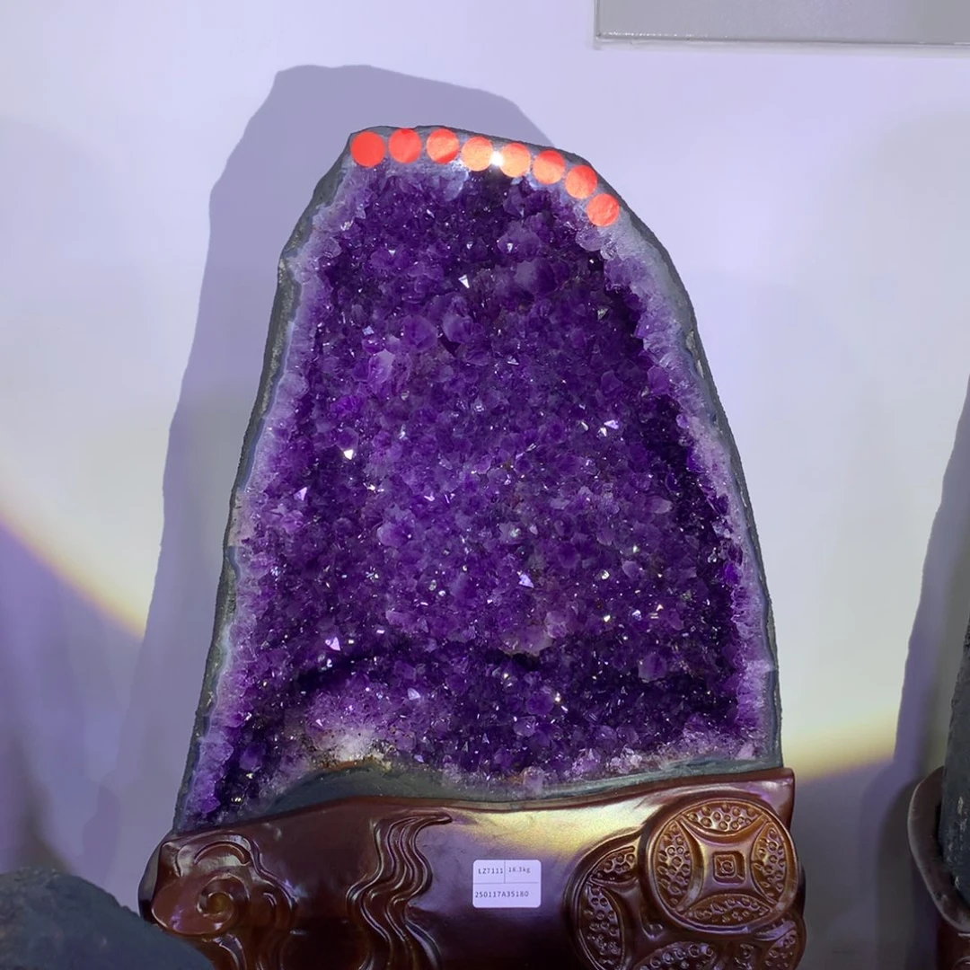 织绣紫水晶晶洞摆件