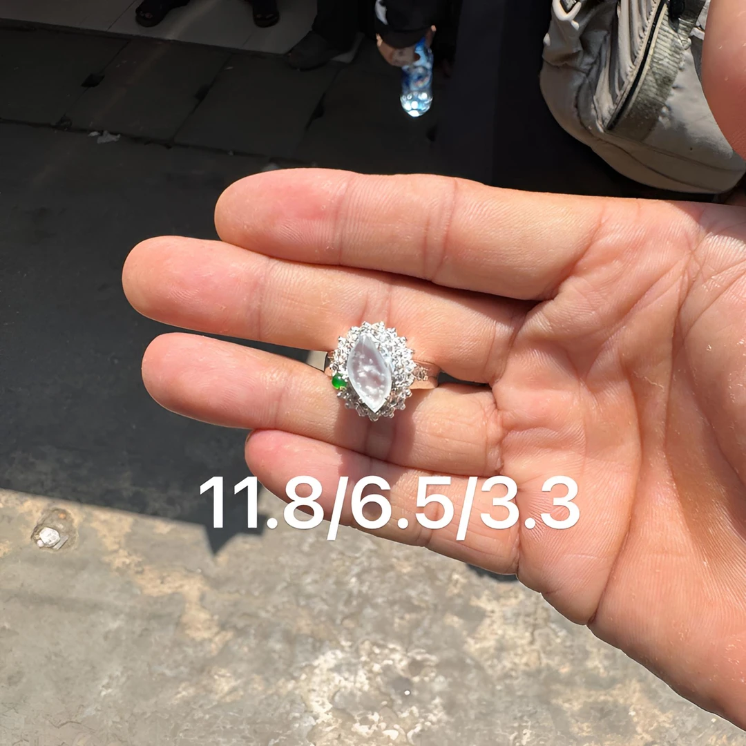 0606(小哪吒在源头)玻璃种翡翠随形雪花棉戒面杠味荧光足M25