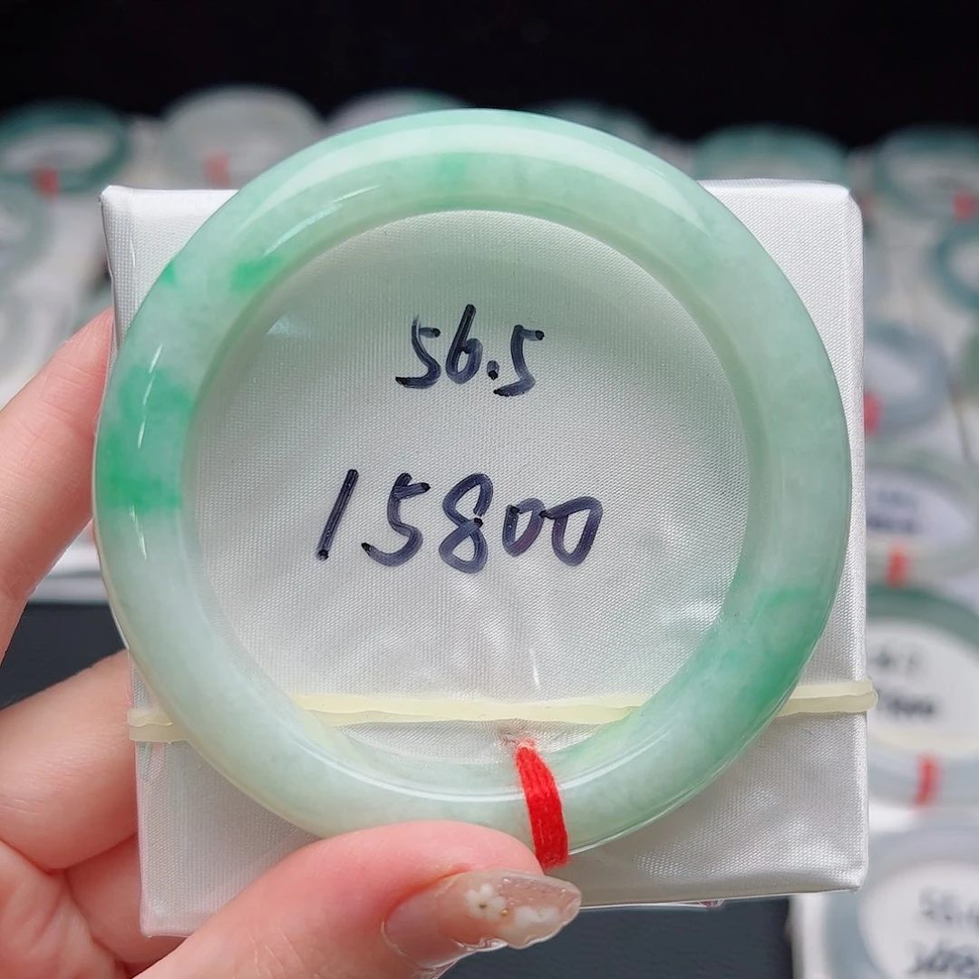 翡翠手镯未镶嵌翡翠