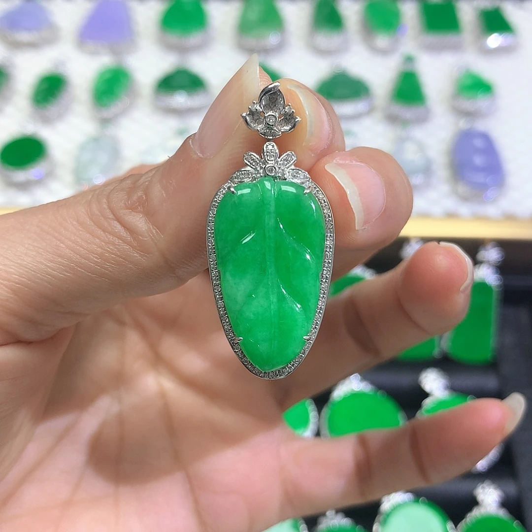 颈饰18K金镶嵌翡翠吊坠