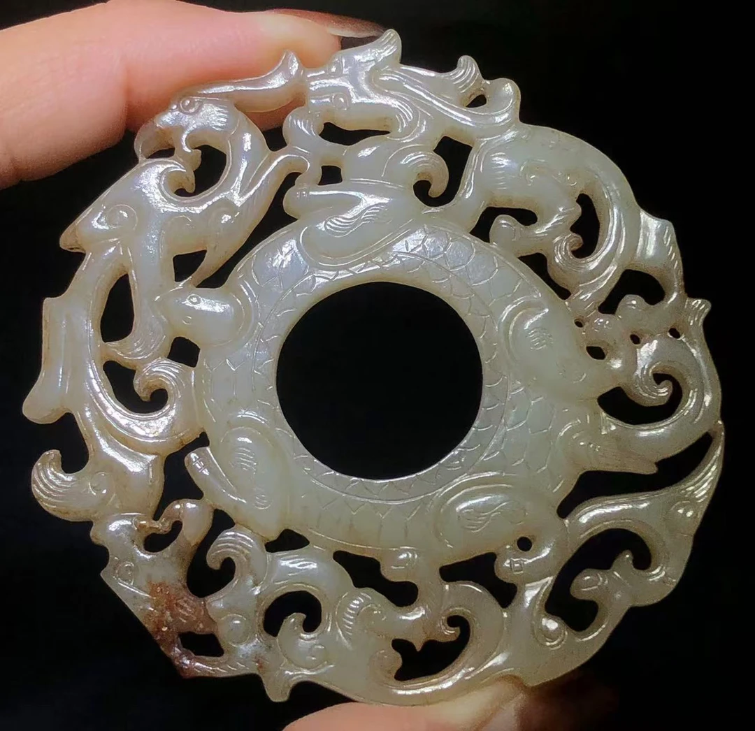 精品镂空龙凤鸡心佩，沁色漂亮完整。