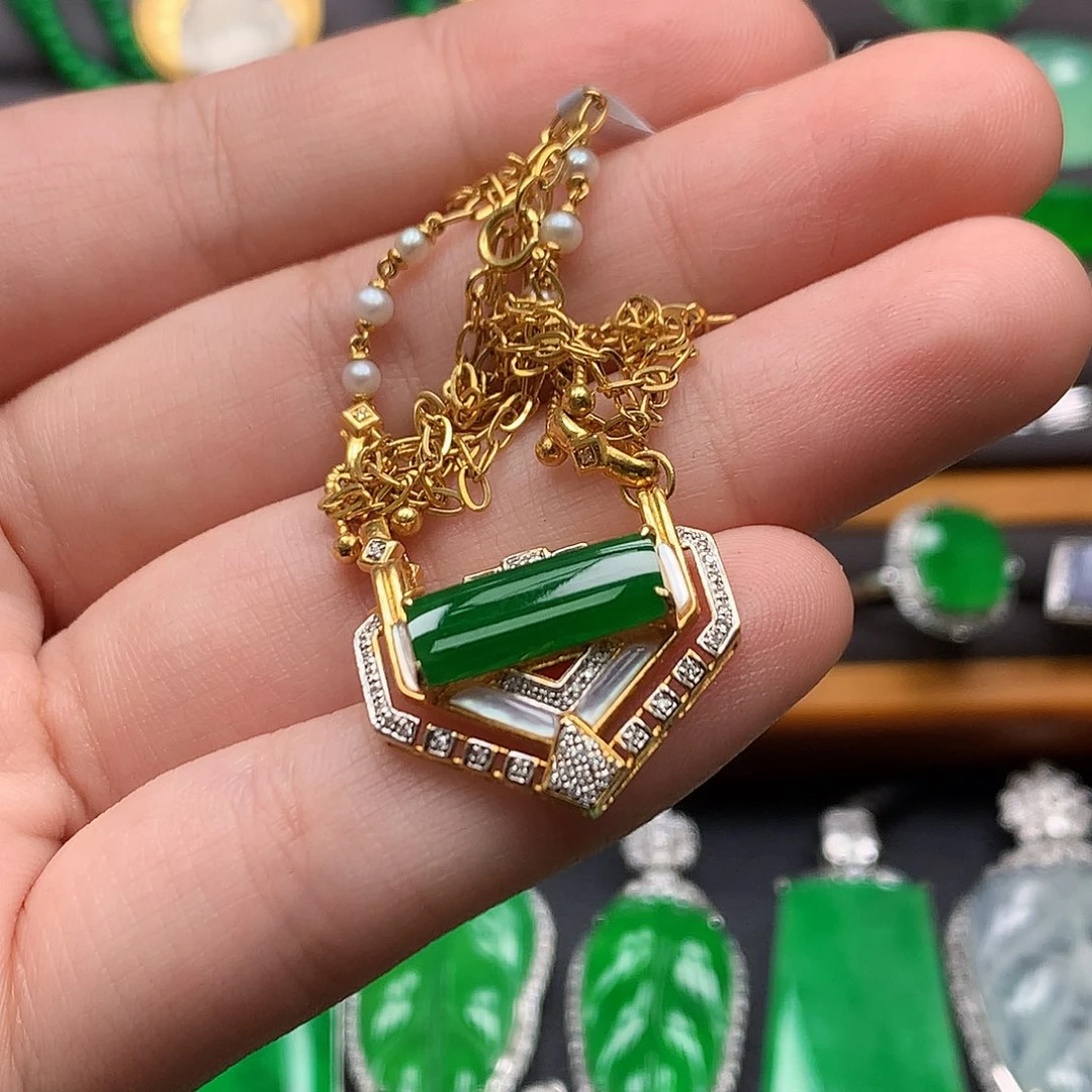 翡翠18K金镶嵌颈饰