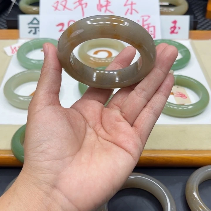 未镶嵌手镯石英质玉家**女