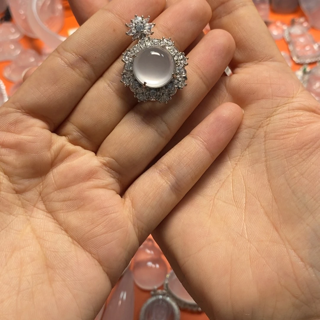 石英质玉合金颈饰