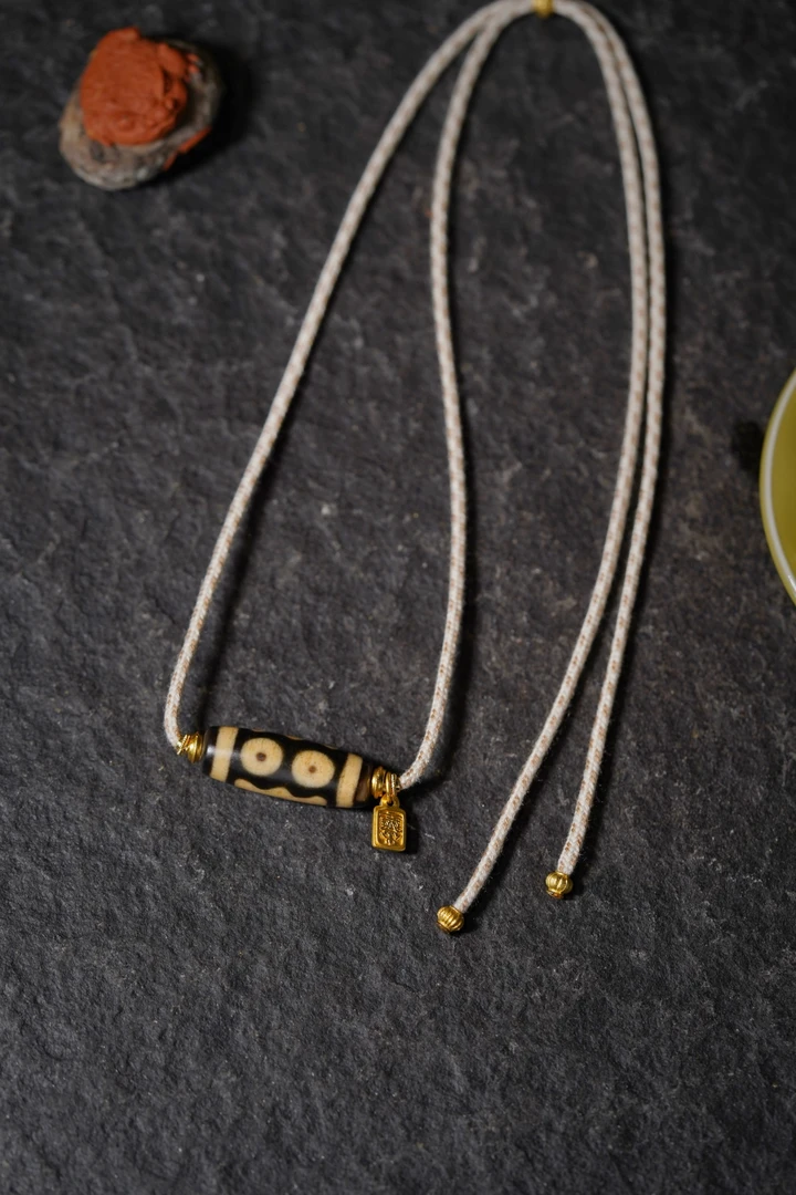 全新设计款熊猫三眼天珠 漆黑牙黄质感 底料扎实 搭配扎基拉姆