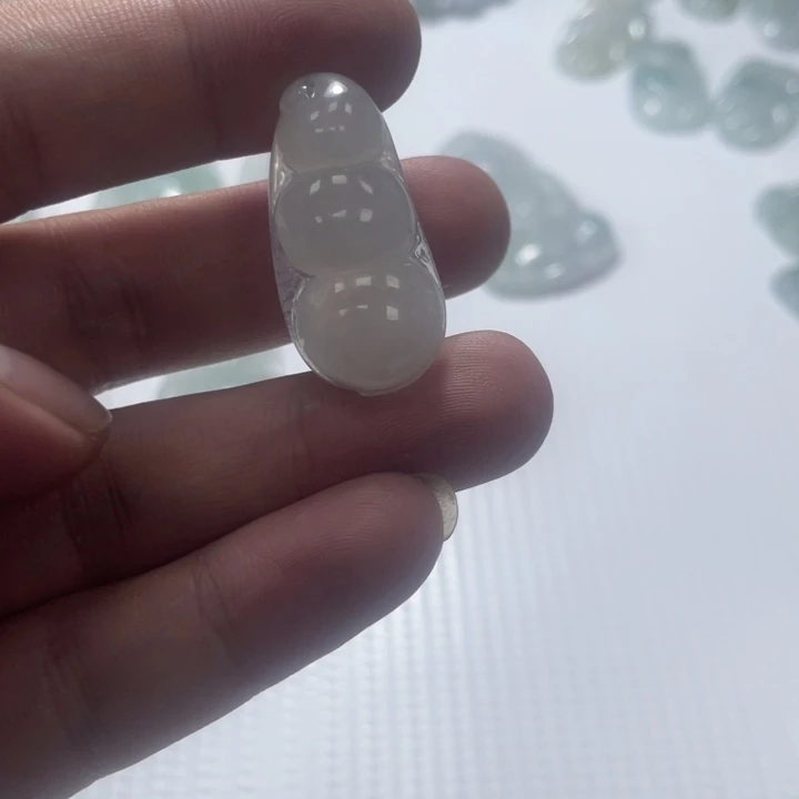 翡翠未镶嵌颈饰豆子