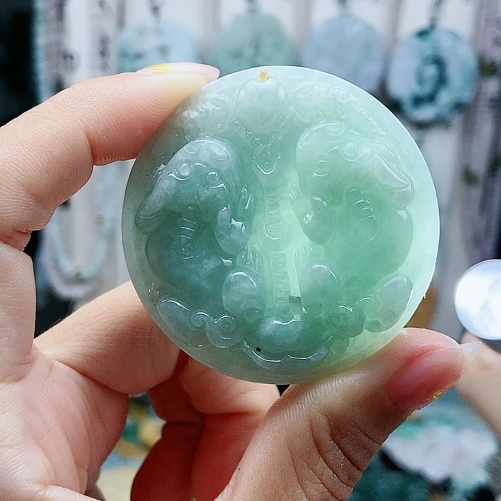 颈饰足铂镶嵌翡翠翡翠