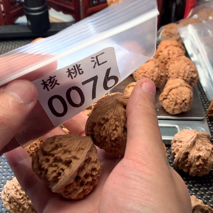 文玩核桃吊坠牡丹纹