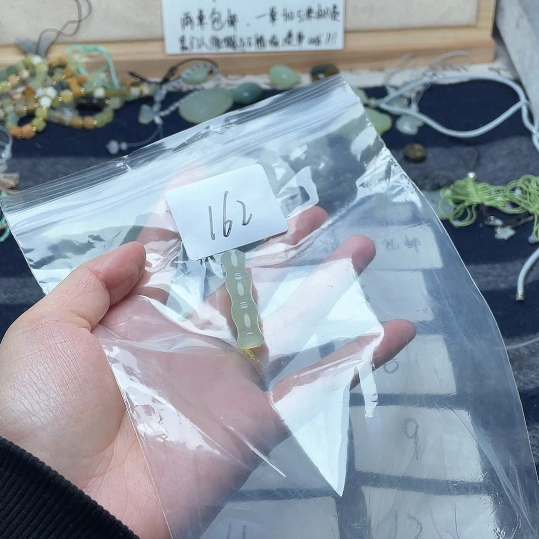 蛇纹石玉颈饰未镶嵌忘***糖