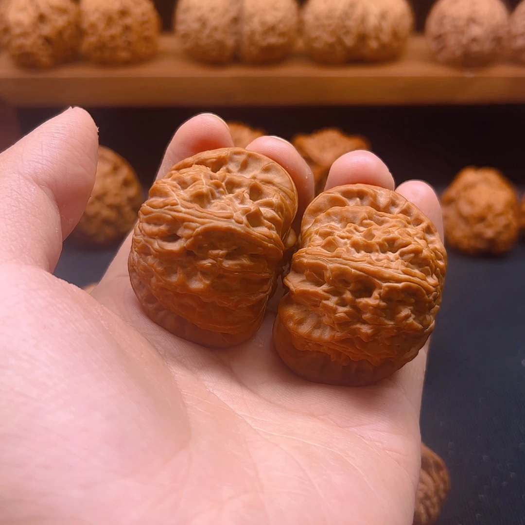 晚****核桃把件白狮子红皮45全品