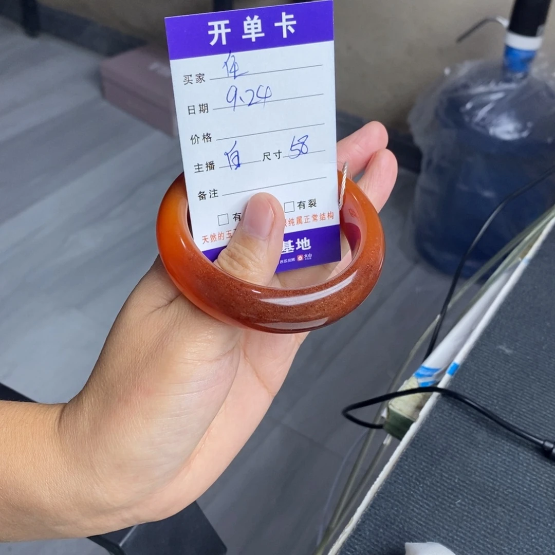 任***痛未镶嵌石英质玉（黄龙玉）手镯