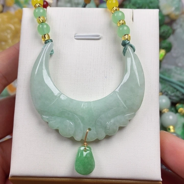 翡翠未镶嵌吊坠(赠链)