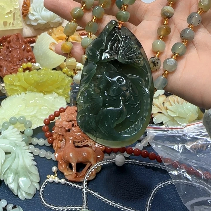 未镶嵌蛇纹石玉吊坠