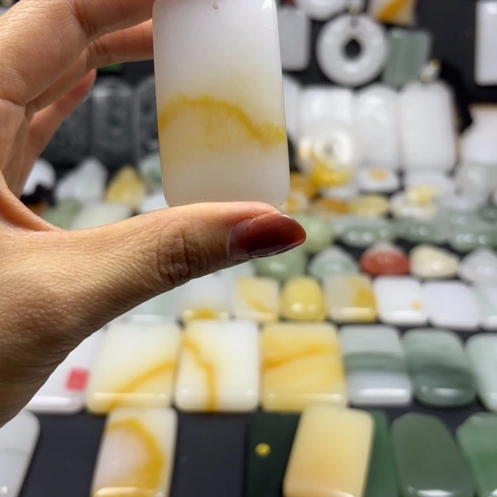 石英质玉（金丝玉）未镶嵌颈饰