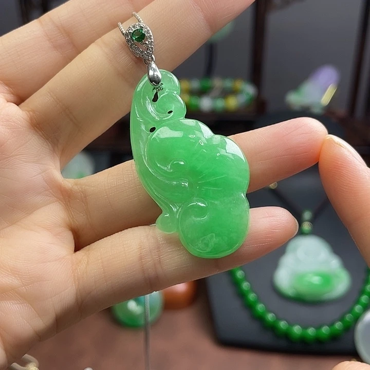 翡翠未镶嵌吊坠(赠链)