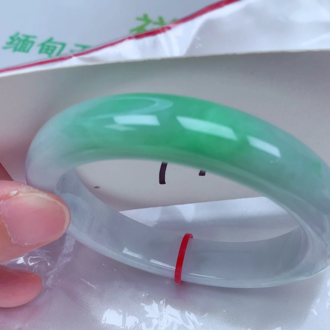 翡翠手镯未镶嵌翡翠