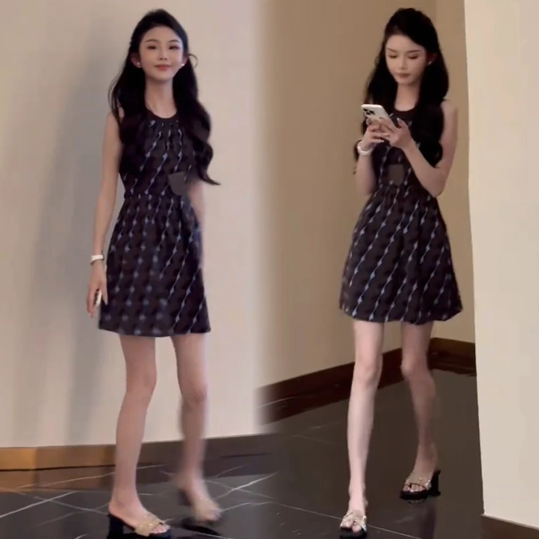 时尚连衣裙女2025夏季新款洋气显瘦减龄设计感斜纹扭花无袖中长裙