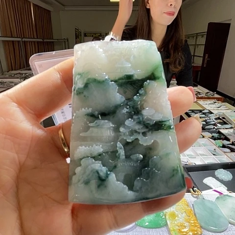 翡翠未镶嵌颈饰一个
