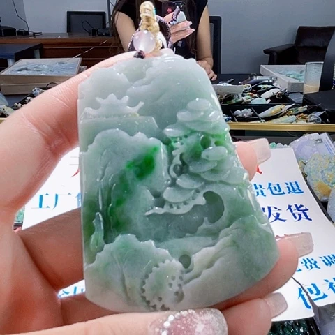 翡翠未镶嵌颈饰一个