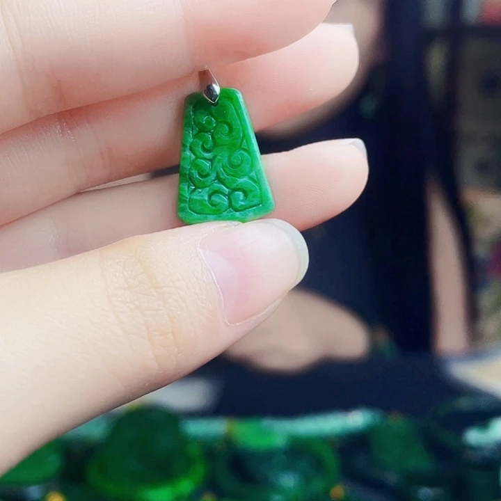 翡翠未镶嵌颈饰多样性