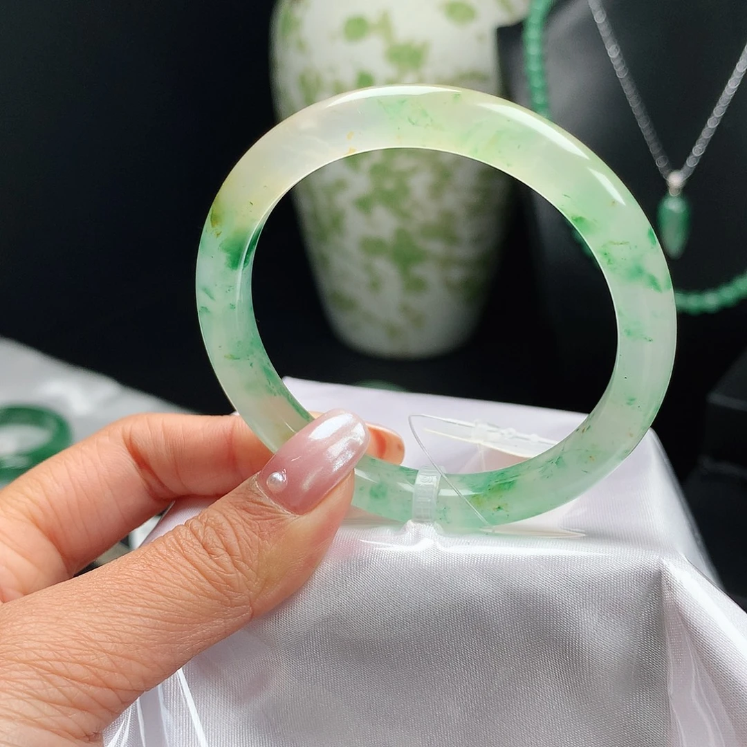 熙***子石英质玉未镶嵌手镯54