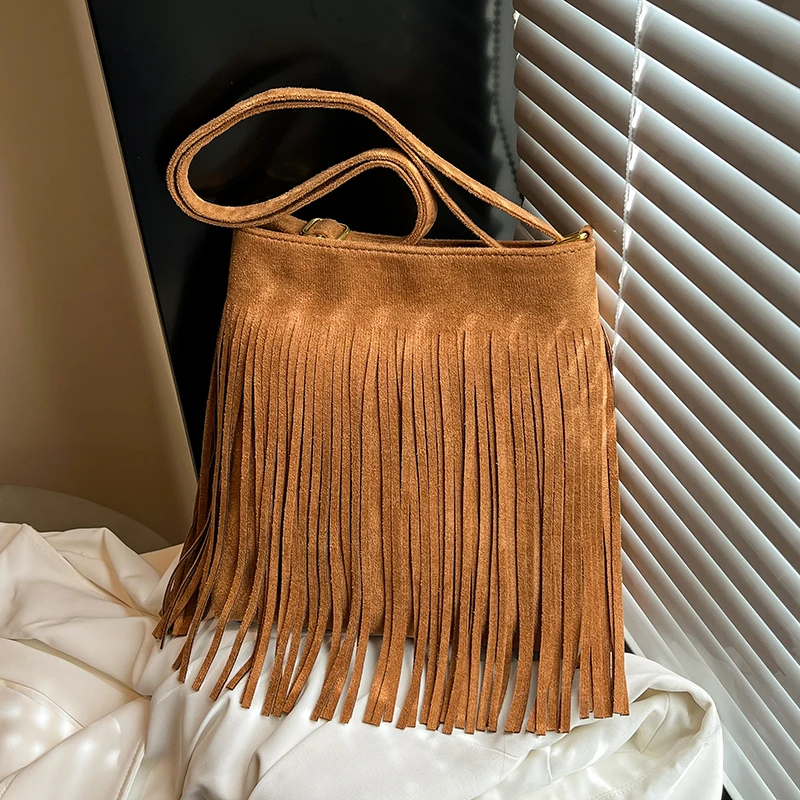 超火小众麂皮绒包包女2025新款时尚百搭斜挎包流行爆款流苏水桶包