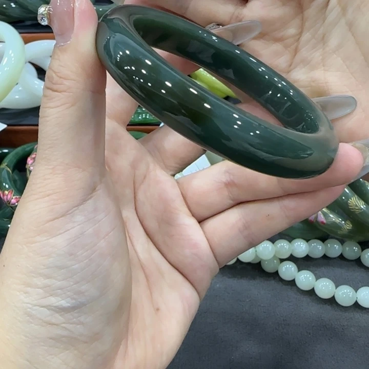 伊***心和田玉手镯未镶嵌