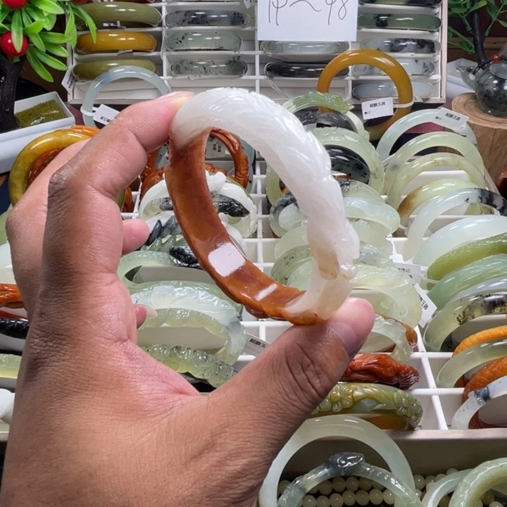 蛇纹石玉未镶嵌手镯小***?