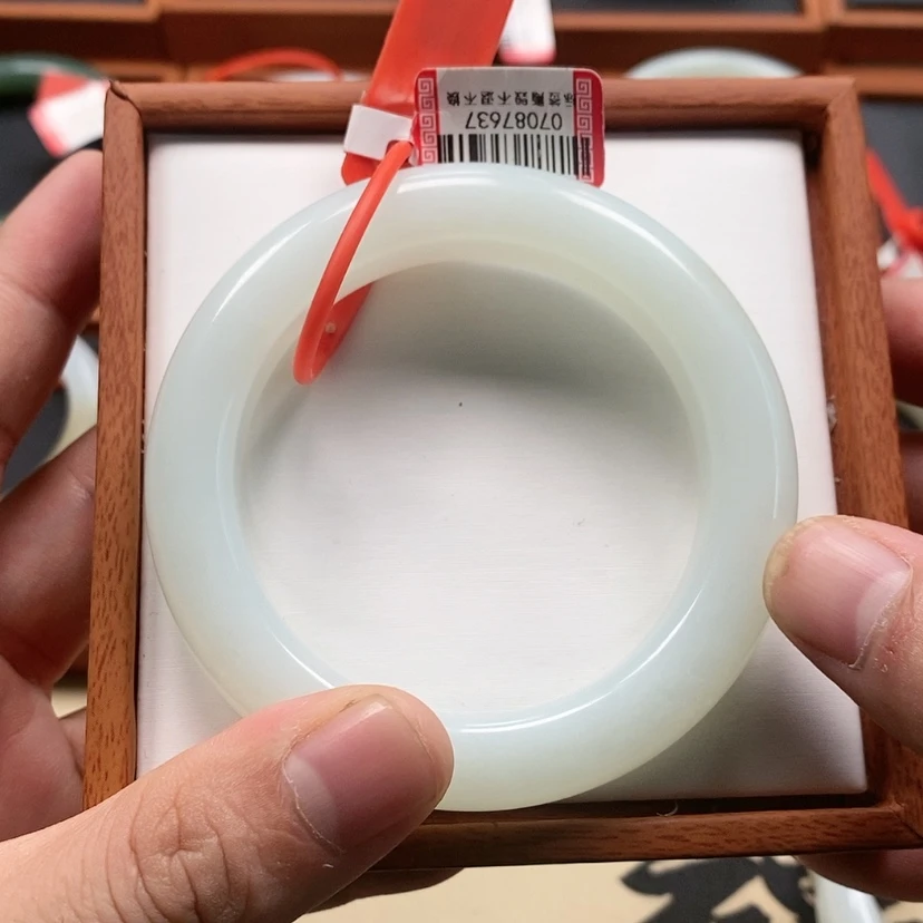 【闪购商品】未镶嵌手镯和田玉六***花