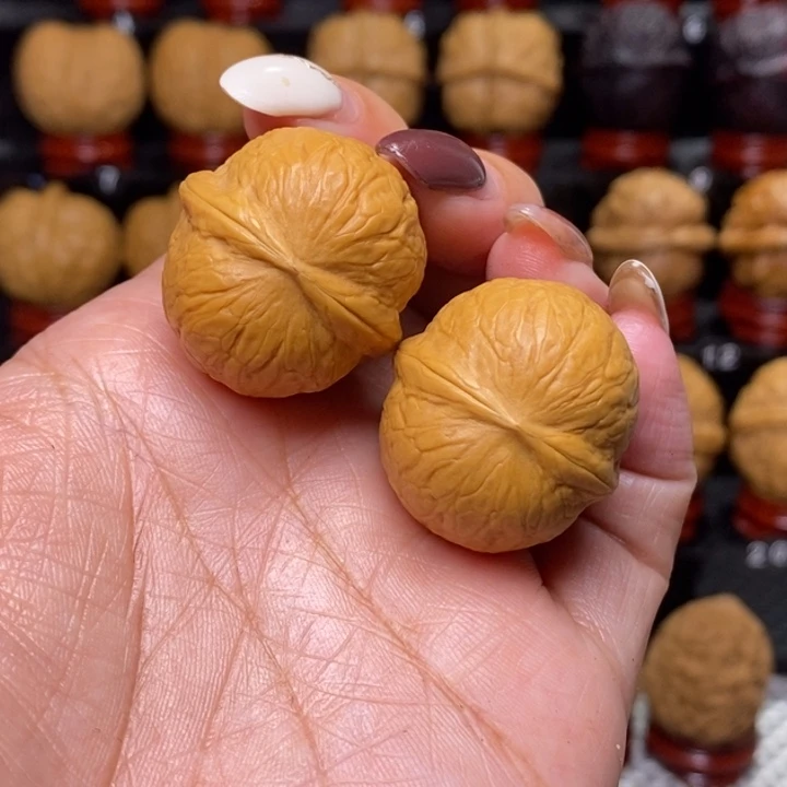 文玩核桃把件哈*.晶玉…………88