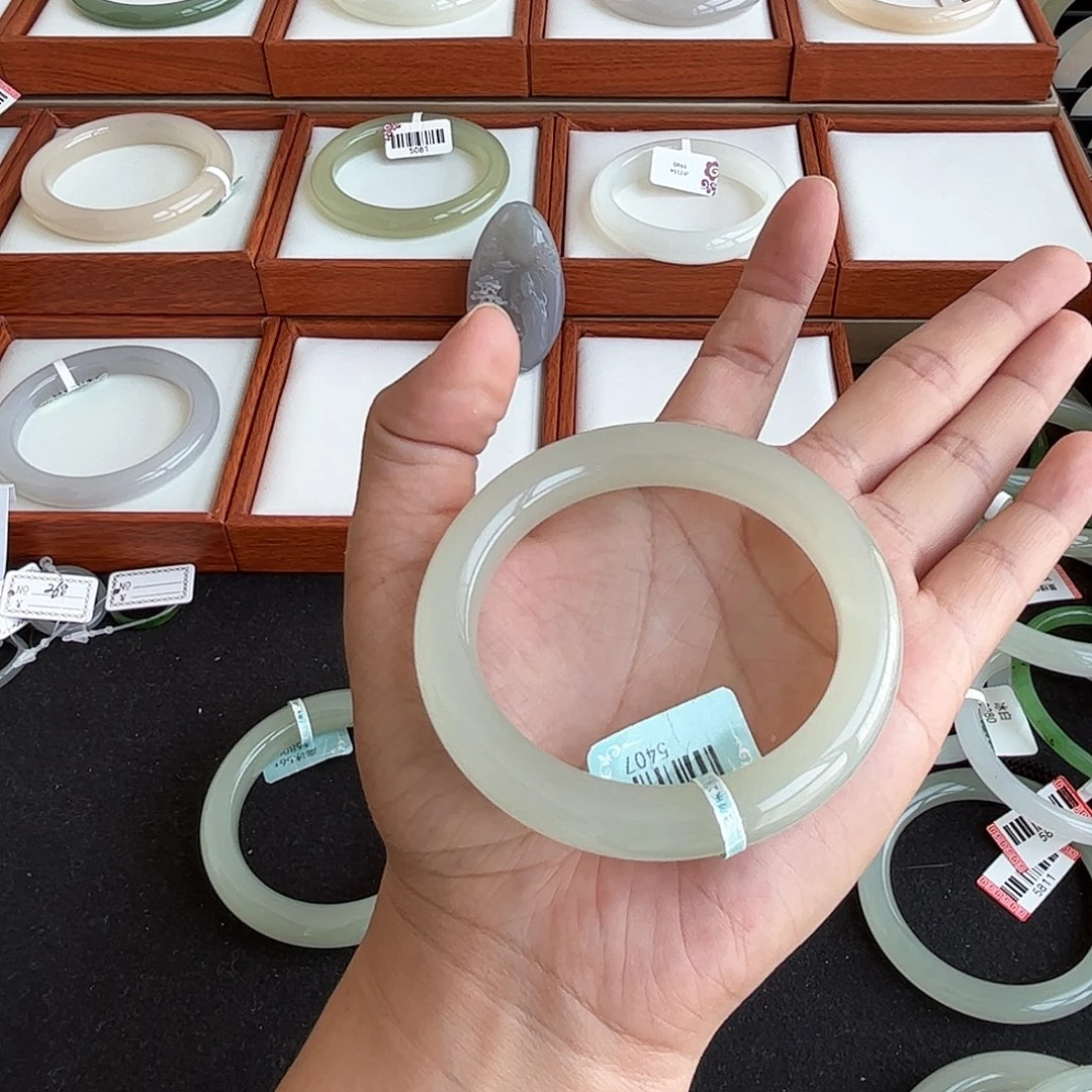 和田玉手镯未镶嵌春*?