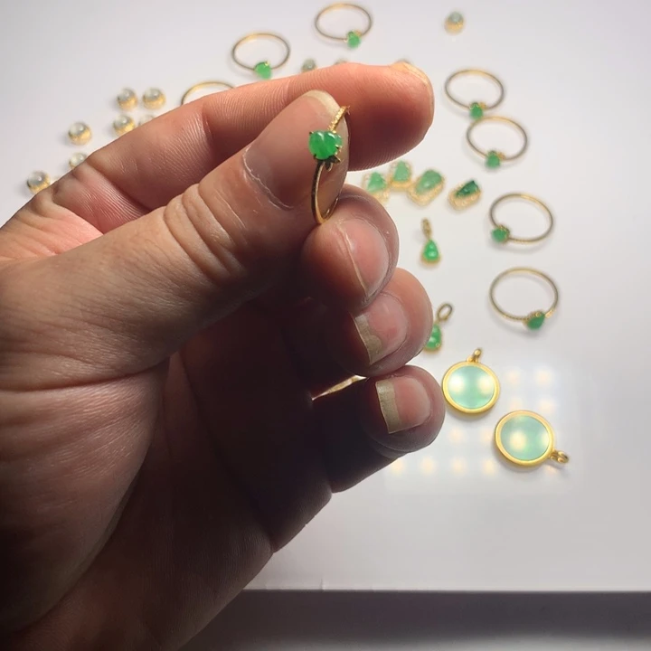 翡翠散珠18k金镶嵌戒指