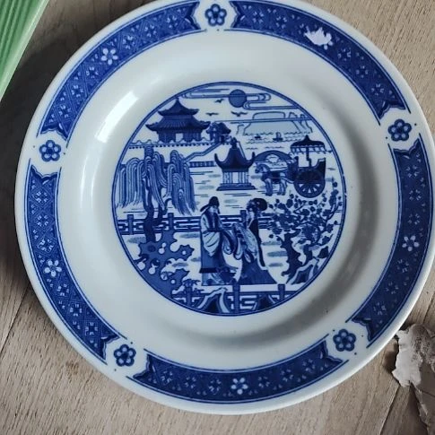 已***置瓷片盘，沙锅，瓷片，瓶，碗，各种沙锅，摆件，