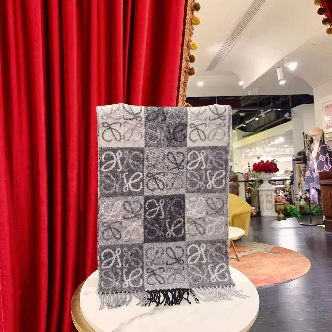 未使用 LOEWE/罗意威 GGS黑灰棋盘格羊绒围巾46223954