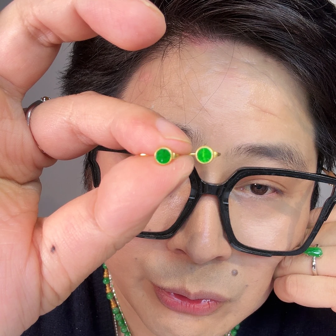 翡翠未镶嵌颈饰一对