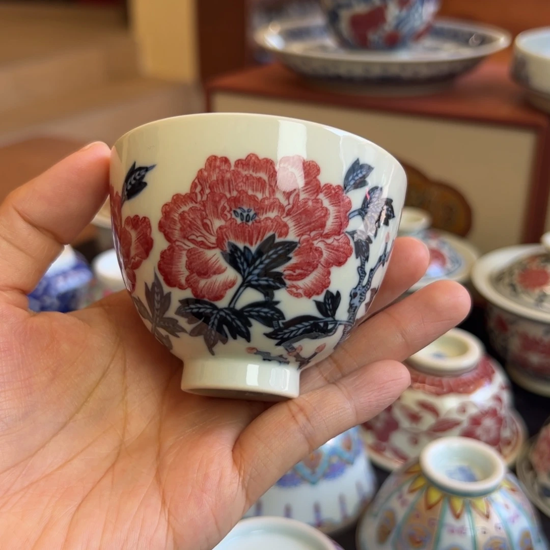 正绎堂釉里红牡丹鸡心杯