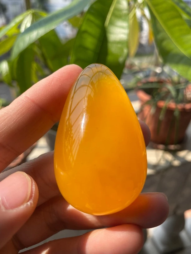 天然琥珀蜜蜡鸡油红蜜糖色水滴吊坠精品焦皮料气质时尚大气爆款